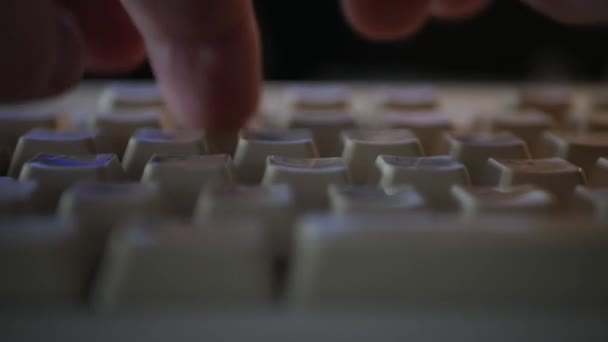 Close Up Shooting com um teclado e um programador de computador digitando uma linha de código no PC. Mãos escrevendo uma mensagem no teclado PC. — Vídeo de Stock