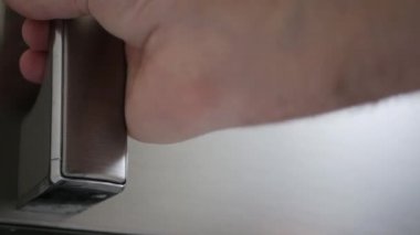 Buhar ve Soğuk Hava Kapıyı açtıktan sonra dondurucudan çıkıyor. Dükkanda Buzdolabının Kapısını Açmak.