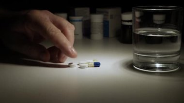 Hasta bir hastayla vurulmak. Bir alıcıdan birkaç ilaç almak. Adam Baş Ağrısı İçin İlaç Arıyor.