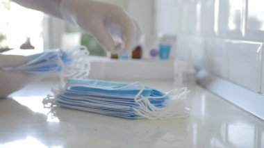 Doktor 'un Elleri ile Yakın Çekim Hastanedeki Yeni Koruyucu Yüz Maskeleri ile Paketi Kontrol Etme.