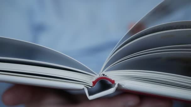 Bir kitabın sayfalarını çeviren eller. Kütüphanedeki Bir Kitaptan Bir Kişi Okuma ve Öğrenme. — Stok video