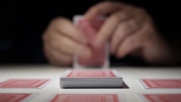 Hazard, zakłady i wygrana. Gram w karty. Jedna osoba gra w karty i dobrze się bawi. Hazard konkurencji karty do gier. — Wideo stockowe