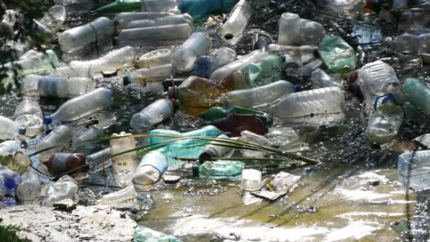 Загрязнение окружающей среды, экологические катастрофы, естественное загрязнение воды пластиковыми отходами и мусором. Загрязненная экосистема. — стоковое видео