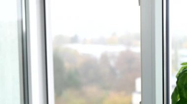 Ofisten Pencereyi Kapayan Adam. Evde Çift Camlı Pencere Kapatılıyor.