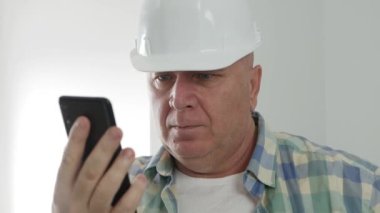 Cep telefonundaki Mühendis Metni. Yapımcı Cep telefonunda E- postalar Gönderiyor ve Alınıyor.