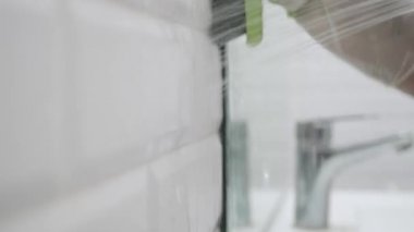 Eldivenleri Elle Temizleyen Banyo Perisi 'nde Koruyucu Temizlikçi. Ev işleri işte. Adam Banyo Yıkama Fırçalı Çömlek.