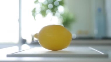 Slow Motion, Lezzetli Taze Limonla Dönüyor. Doğal ve Sağlıklı Beslenme. Meyve ve Vitaminli Vegan Diyet.