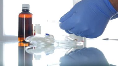 Sterilize şırıngayı doğrulayan bir doktorla Yavaş Çekim. Hastanede Hemşire Tıbbi Malzemeleri Denetliyor.