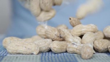 Aç Adam Fıstık Açıyor ve Yiyiyor, Lezzetli Doğal Yemek Kavrulmuş ve Tuzlu.