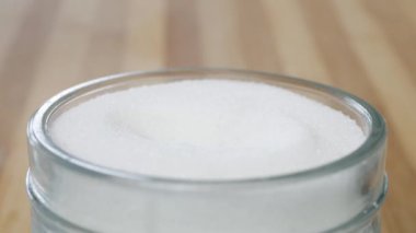 Kavanozu beyaz şekerle doldurmak, Tatlılar, Kekler ve İçecekler için Tatlı İçecekler.