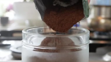 Kavanozu taze öğütülmüş kahveyle dolduran bir insanla çekim yapmak. Sabah taze kahve hazırlıyorum..