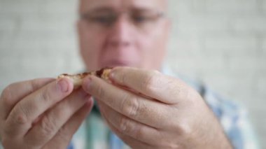 Kahvaltıda Çilekli Reçelli Lezzetli Tost Yiyen Aç Kişi. Aç gözlü ve Aç Adam Tatlı Bir Atıştırmalık Yiyen.