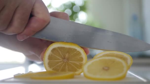 Skæring en saftig skive fra en lækker frisk citron. Naturlig og sund ernæring. Vegansk kost med frugt og vitaminer. – Stock-video