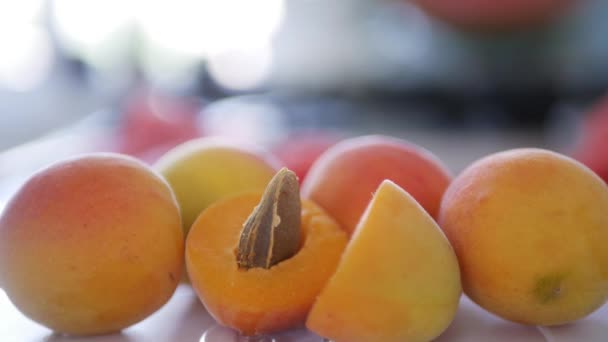 Вкусный завтрак со свежими абрикосами. Естественное и здоровое питание. Веганская диета с фруктами и витаминами. — стоковое видео