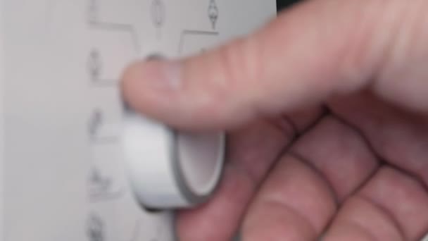 Close Up Tiro com uma mão Definir os botões de função do painel frontal, Ligando a máquina de lavar roupa. — Vídeo de Stock