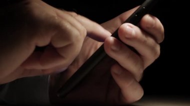 Bir Cep Telefonundaki Bir Adam Mesajı, İnterneti kullanarak Gönder ve Al. Geceyarısı Cep Telefonu Kullanıyor.