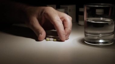 Hasta bir hastayla vurulmak. Bir alıcıdan birkaç ilaç almak. Adam Baş Ağrısı İçin İlaç Arıyor.