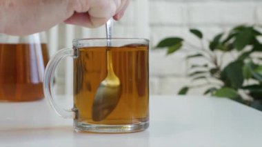 Sıcak çayla aromalı bir fincan hazırlıyorum. Yeşil çay bitkilerinden lezzetli bir içecek. Saat 5 Çayı.