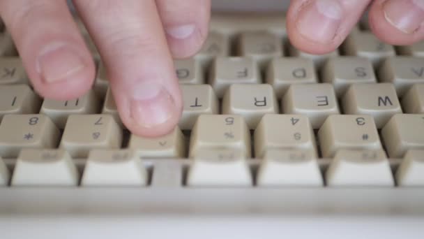 Keyboard 와 컴퓨터 프로그래머가 Pc 상의 코드 라인을 타이핑 함으로써 촬영을 마무리 한다. Pc 키보드에 메시지를 쓰는 손. — 비디오