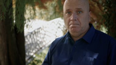 Sokakta Toplantı İçin Bekleyen Bir Kişi Görüntü