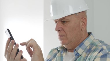 Cep telefonunda Mühendis Mesajı. Yapımcı Cep telefonunda E- postalar Gönderiyor ve Alınıyor.