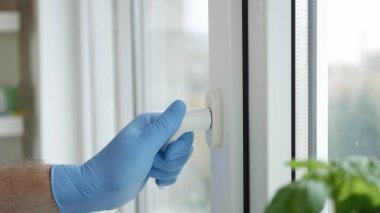 Koruyucu Eldiven ile Bir Hastanenin Penceresini Açar