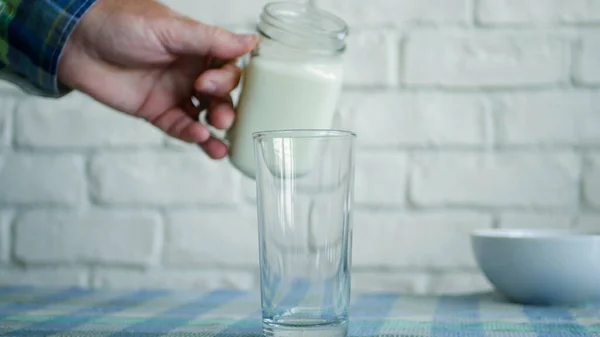 아침에 우유가 유리로 사진을 — 스톡 사진