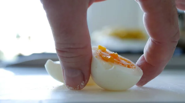 Sabahın Kahvaltısı Nda Sıcak Lezzetli Kaynamış Yumurta Ile Yakın Plan — Stok fotoğraf