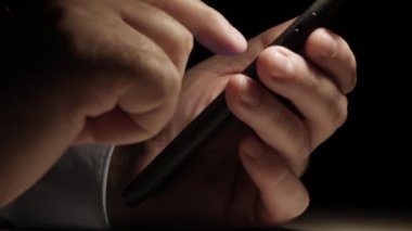 Bir Cep Telefonundaki Bir Adam Mesajı, İnterneti kullanarak Gönder ve Al. Geceyarısı Cep Telefonu Kullanıyor.
