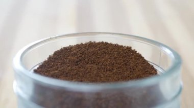 Kavanozdan bir çay kaşığı taze öğütülmüş kahve alan bir insanla çekim yapmak. Sabah taze kahve hazırlıyorum..