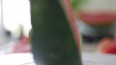 Tatlı ve Taze Karpuzla Lezzetli Kahvaltı. Doğal ve Sağlıklı Beslenme. Meyve ve Vitaminli Vegan Diyet.