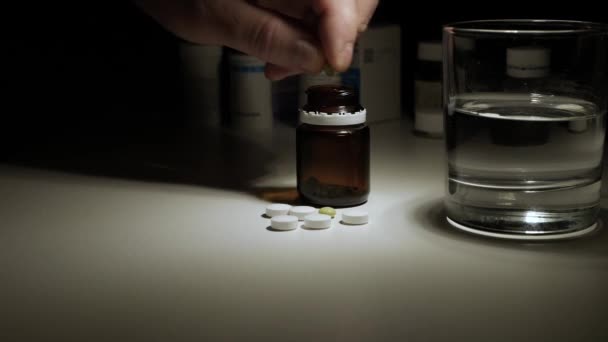 Schieten met een zieke patiënt die een paar medische pillen afneemt van een ontvanger. Man op zoek naar een pil voor hoofdpijn. — Stockvideo