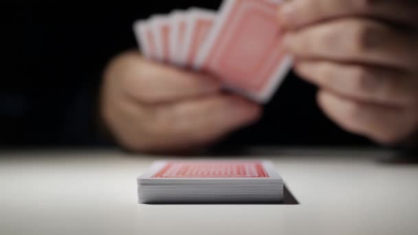 Apostar, apostar y ganar. Jugando un juego de cartas. Una persona jugando a las cartas y divirtiéndose. Competencia de apuestas Tarjetas de juego. — Vídeos de Stock