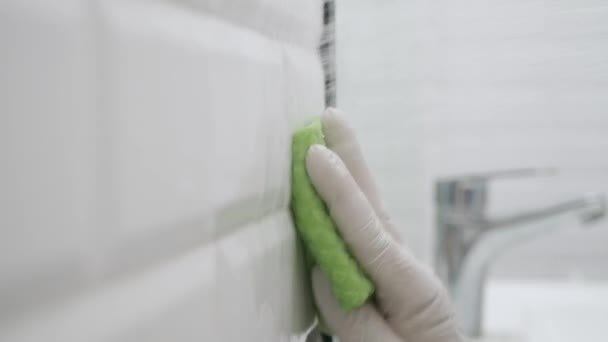 Hospodyně s ochrannými rukavicemi v ruce Čištění Koupelna Faience. Domácí práce. Muž mytí koupelna hrnčířství. — Stock video