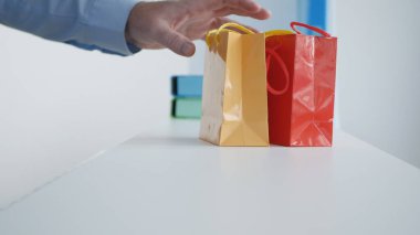 Hediyelik eşya dükkanında doğum günü hediyesi. Yıldönümü Hediyeleriyle Renkli Kağıt Torbalar.