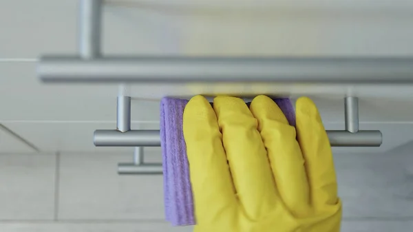 Изображение Крупным Планом Руки Человека Носить Защитные Желтые Домашние Перчатки — стоковое фото