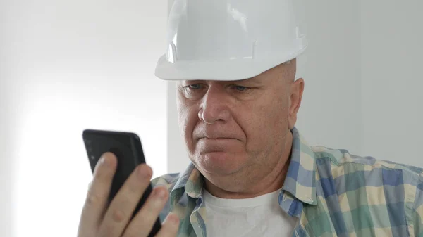 Upset Engineer Sms Mobiele Telefoon Constructor Verzenden Ontvangen Van Mails — Stockfoto