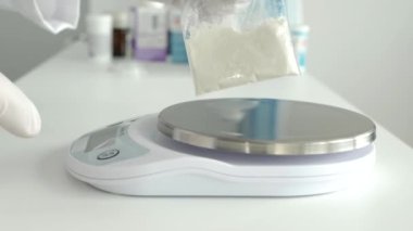 Laboratuvardaki Doktor, Elektronik Ölçek Kullanarak Tartı İlaçları. Medicament Hazırlayan Eczacı.