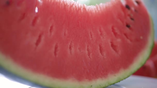 Läcker frukost med söt och färsk vattenmelon. Naturlig och hälsosam kost. Vegansk kost med frukt och vitaminer. — Stockvideo