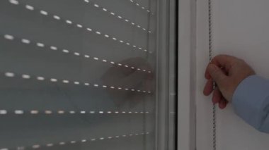 Dış Pencere Perdelerini Ofis Penceresinden Kaldıran İşadamı.