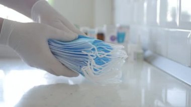 Doktor 'un Elleri ile Yakın Çekim Hastanedeki Yeni Koruyucu Yüz Maskeleri ile Paketi Kontrol Etme.