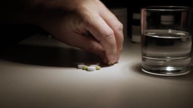 Hasta bir hastayla vurulmak. Bir alıcıdan birkaç ilaç almak. Adam Baş Ağrısı İçin İlaç Arıyor.