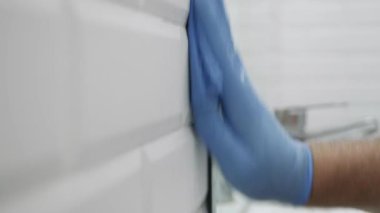 Eldivenleri Elle Temizleyen Banyo Perisi 'nde Koruyucu Temizlikçi. Ev işleri işte. Erkek Yıkama Banyosu Çömleği.