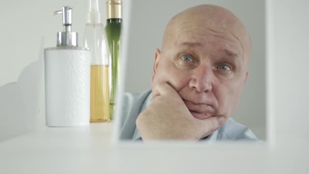 Osoby starsze w łazience Patrząc w lustro, Martwi się o jego zmarszczki na twarzy skóry. — Wideo stockowe