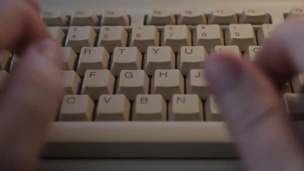 Крупним планом зйомка за допомогою клавіатури та комп'ютерного програміста, що вводить рядок коду на ПК. Руки Написання повідомлення на клавіатурі ПК . — стокове відео