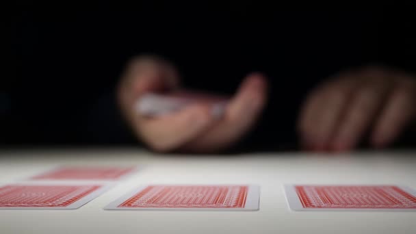 Spel, vadslagning och vinst. Spelar ett kortspel. En person som spelar kort och har roligt. Gamble Competition spelkort. — Stockvideo