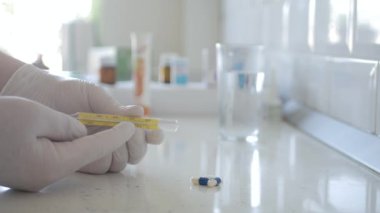 Termometre ve İlaç Tedavisi İçin Tıbbi Gerekli Sıcaklık derecelerini belirten Doktor.