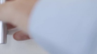 Bir İlaç Dolabı Açan ve Çok Az İlaç Seçen Yaşlılar.