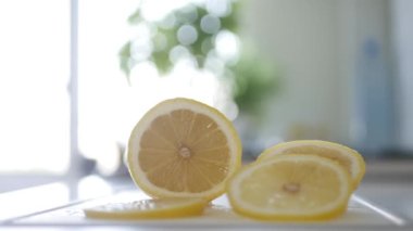 Lezzetli bir taze limondan sulu bir dilim kesmek. Doğal ve Sağlıklı Beslenme. Meyve ve Vitaminli Vegan Diyet.