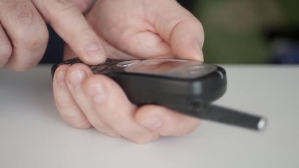 Une Personne Compose Numéro Téléphone Aide Ancien Téléphone Mobile Technologique — Video